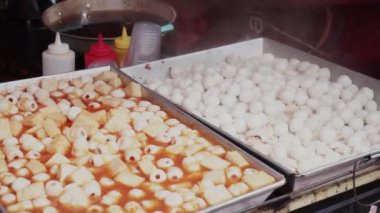 Suki ve Tom Yam için çeşitli malzemeler buhar kasesi / vapur, Endonezya baharatlı sokak yemekleri..