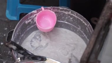 Geleneksel pazarlarda tüccarların çeşitlilik (gandos) pastaları yapma süreci. Endonezya sokak yemekleri.