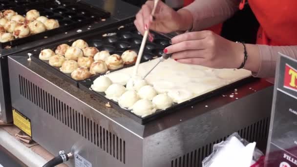 Endonezyalı Takoyaki Sokak Satıcısı Sokakta Müşteri Siparişi Hazırlıyor Takoyaki Hazırlayan — Stok video