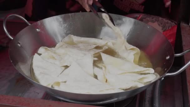 Индонезийский Продавец Уличной Еды Обслуживает Покупателя Открытом Рынке Человек Готовит — стоковое видео