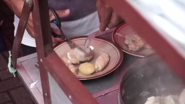 Індонезійський Чоловік Постачальник Вуличних Продуктів Харчування Обслуговує Клієнта Відкритому Ринку — стокове відео