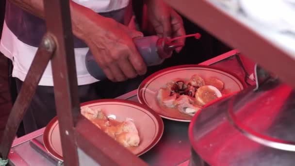 Ένας Ινδονήσιος Πωλητής Τροφίμων Του Δρόμου Εξυπηρετεί Έναν Πελάτη Στην — Αρχείο Βίντεο