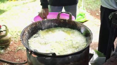 Soya fasulyesinden yapılmış Endonezya spesiyali Tempe Mendoan 'ı kızartan sokak yemekleri satıcısı..