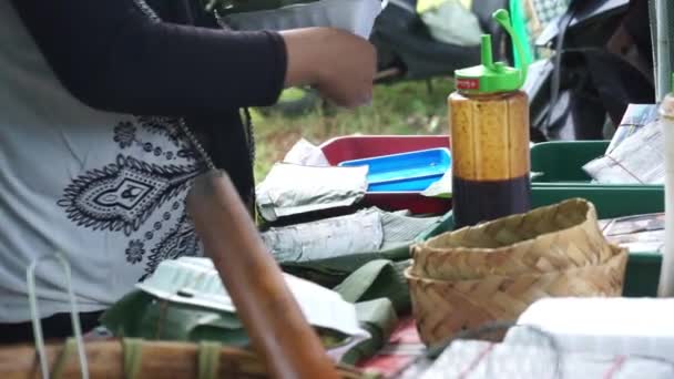 Продавець Вуличної Їжі Смаження Індонезійської Спеціалізації Темпе Мендоса Сої — стокове відео