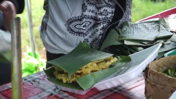 Street Food Seller Τηγάνισμα Ινδονησιακή Σπεσιαλιτέ Tempe Mendoan Γίνεται Από — Αρχείο Βίντεο