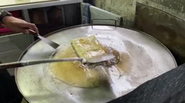 Endonezya 'dan ünlü yiyecekler yapma süreci genellikle martabak olarak adlandırılır. Martabak, Endonezyalılar arasında sıklıkla salatalık turşusuyla servis edilen popüler bir yiyecek..