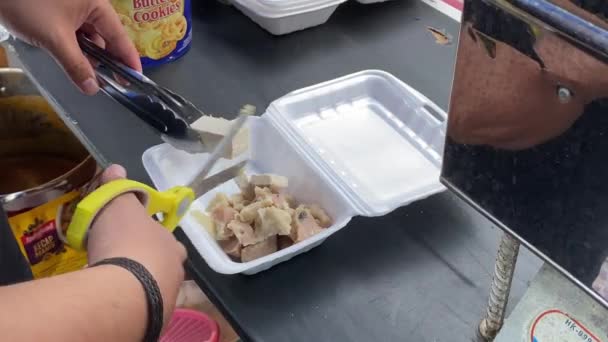 November 2023 Sydkalimantan Indonesien Säljaren Förbereder Dumpling Snacks Eller Siomay — Stockvideo