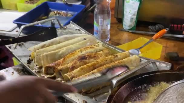 Indonezyjski Uliczny Kucharz Przygotowuje Tureckie Kebaby Częściowe Sceny Uchwycić Kucharza — Wideo stockowe
