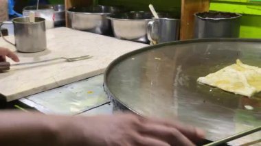 Genellikle martabak olarak adlandırılan Endonezya 'dan ünlü yiyecekler yapma süreci. Martabak, Endonezyalılar arasında sıklıkla salatalık turşusuyla servis edilen popüler bir paket yiyecek. Yumurta, et ve baharatla doldurulmuş tuzlu tavada kızartılmış börek..