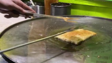 Genellikle martabak olarak adlandırılan Endonezya 'dan ünlü yiyecekler yapma süreci. Martabak, Endonezyalılar arasında sıklıkla salatalık turşusuyla servis edilen popüler bir paket yiyecek. Yumurta, et ve baharatla doldurulmuş tuzlu tavada kızartılmış börek..