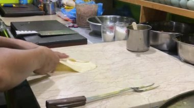 Genellikle martabak olarak adlandırılan Endonezya 'dan ünlü yiyecekler yapma süreci. Martabak, Endonezyalılar arasında sıklıkla salatalık turşusuyla servis edilen popüler bir paket yiyecek. Yumurta, et ve baharatla doldurulmuş tuzlu tavada kızartılmış börek..