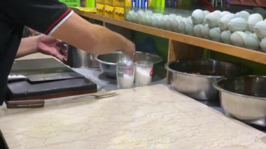 Genellikle martabak olarak adlandırılan Endonezya 'dan ünlü yiyecekler yapma süreci. Martabak, Endonezyalılar arasında sıklıkla salatalık turşusuyla servis edilen popüler bir paket yiyecek. Yumurta, et ve baharatla doldurulmuş tuzlu tavada kızartılmış börek..