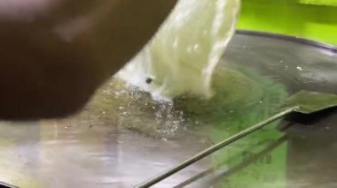 Genellikle martabak olarak adlandırılan Endonezya 'dan ünlü yiyecekler yapma süreci. Martabak, Endonezyalılar arasında sıklıkla salatalık turşusuyla servis edilen popüler bir paket yiyecek. Yumurta, et ve baharatla doldurulmuş tuzlu tavada kızartılmış börek..