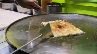 Genellikle martabak olarak adlandırılan Endonezya 'dan ünlü yiyecekler yapma süreci. Martabak, Endonezyalılar arasında sıklıkla salatalık turşusuyla servis edilen popüler bir paket yiyecek. Yumurta, et ve baharatla doldurulmuş tuzlu tavada kızartılmış börek..