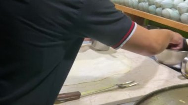 Genellikle martabak olarak adlandırılan Endonezya 'dan ünlü yiyecekler yapma süreci. Martabak, Endonezyalılar arasında sıklıkla salatalık turşusuyla servis edilen popüler bir paket yiyecek. Yumurta, et ve baharatla doldurulmuş tuzlu tavada kızartılmış börek..