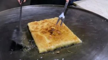 Genellikle martabak olarak adlandırılan Endonezya 'dan ünlü yiyecekler yapma süreci. Martabak, Endonezyalılar arasında sıklıkla salatalık turşusuyla servis edilen popüler bir paket yiyecek. Yumurta, et ve baharatla doldurulmuş tuzlu tavada kızartılmış börek..