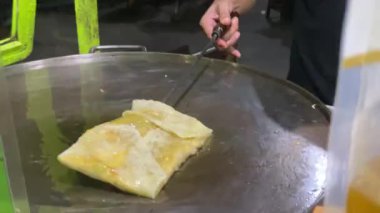 Genellikle martabak olarak adlandırılan Endonezya 'dan ünlü yiyecekler yapma süreci. Martabak, Endonezyalılar arasında sıklıkla salatalık turşusuyla servis edilen popüler bir paket yiyecek. Yumurta, et ve baharatla doldurulmuş tuzlu tavada kızartılmış börek..