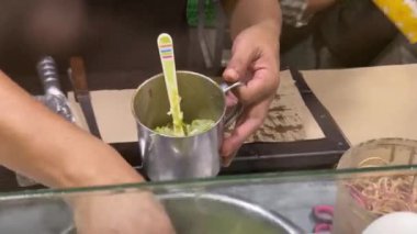 Genellikle martabak olarak adlandırılan Endonezya 'dan ünlü yiyecekler yapma süreci. Martabak, Endonezyalılar arasında sıklıkla salatalık turşusuyla servis edilen popüler bir paket yiyecek. Yumurta, et ve baharatla doldurulmuş tuzlu tavada kızartılmış börek..