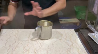 Genellikle martabak olarak adlandırılan Endonezya 'dan ünlü yiyecekler yapma süreci. Martabak, Endonezyalılar arasında sıklıkla salatalık turşusuyla servis edilen popüler bir paket yiyecek. Yumurta, et ve baharatla doldurulmuş tuzlu tavada kızartılmış börek..