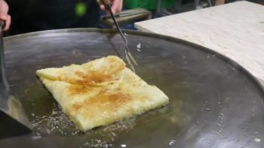 Genellikle martabak olarak adlandırılan Endonezya 'dan ünlü yiyecekler yapma süreci. Martabak, Endonezyalılar arasında sıklıkla salatalık turşusuyla servis edilen popüler bir paket yiyecek. Yumurta, et ve baharatla doldurulmuş tuzlu tavada kızartılmış börek..