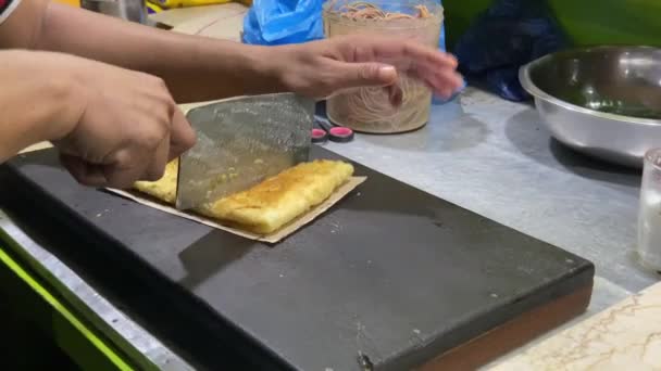 通常はマルタバクと呼ばれるインドネシアから有名な食べ物を作るプロセス マルタバクは インドネシア人の間で食べ物を奪う人気があり しばしばピクルスのキュウリを提供しています エッグ スパイスで詰められたサバリーパン揚げペストリー — ストック動画