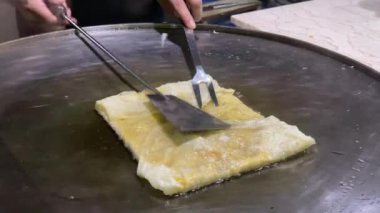 Genellikle martabak olarak adlandırılan Endonezya 'dan ünlü yiyecekler yapma süreci. Martabak, Endonezyalılar arasında sıklıkla salatalık turşusuyla servis edilen popüler bir paket yiyecek. Yumurta, et ve baharatla doldurulmuş tuzlu tavada kızartılmış börek..