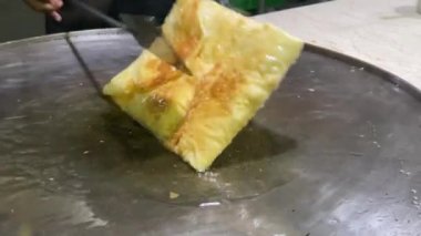 Genellikle martabak olarak adlandırılan Endonezya 'dan ünlü yiyecekler yapma süreci. Martabak, Endonezyalılar arasında sıklıkla salatalık turşusuyla servis edilen popüler bir paket yiyecek. Yumurta, et ve baharatla doldurulmuş tuzlu tavada kızartılmış börek..