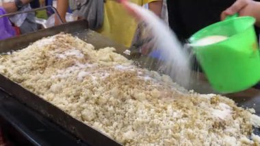 Düz bir tavayla kızarmış pirinç yapma süreci, Endonezya 'nın lezzetli ve popüler spesiyal yemeği, Nasi Goreng.