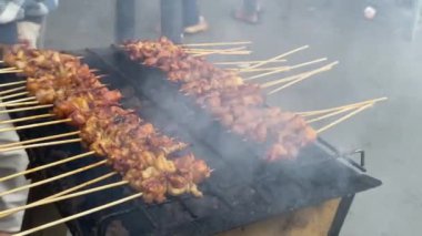 Sıcak kömürde ızgara tavuk şişi. Tavuk satay ya da sate Endonezya 'nın geleneksel yemeklerinden biridir ve genellikle fıstık içeren baharatlı bir sosla servis edilir..