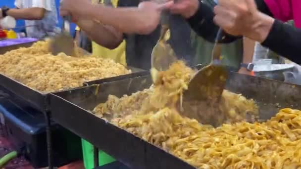 フラットパンを使用した揚げ米を作るプロセス おいしいと人気のインドネシア料理 ゴレンゴレン — ストック動画