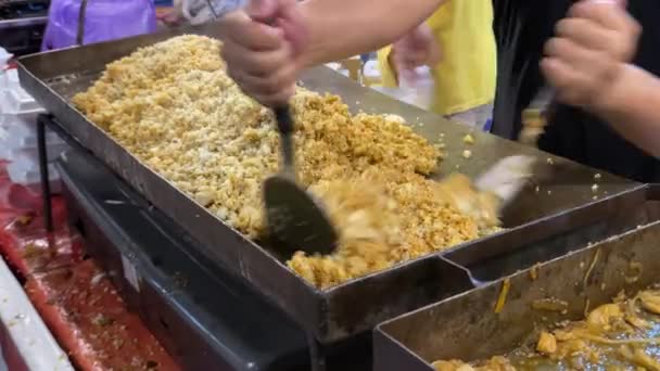 フラットパンを使用した揚げ米を作るプロセス おいしいと人気のインドネシア料理 ゴレンゴレン — ストック動画