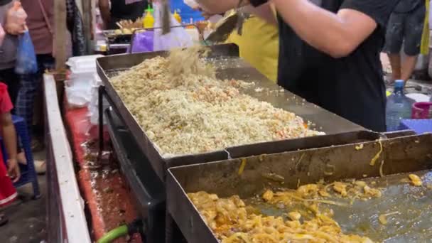 用平底锅 一种美味而受欢迎的印尼特色菜 Nasi Goreng做炒饭的过程 — 图库视频影像
