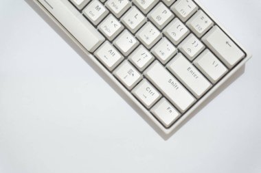 Beyaz mekanik klavyenin üst görünümü, beyaz arkaplanda izole edilmiş çeşitli düzenlere sahip beyaz klavye.