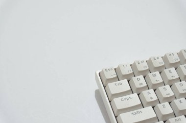 Beyaz mekanik klavyenin üst görünümü, beyaz arkaplanda izole edilmiş çeşitli düzenlere sahip beyaz klavye.