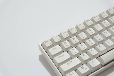 Beyaz mekanik klavyenin üst görünümü, beyaz arkaplanda izole edilmiş çeşitli düzenlere sahip beyaz klavye.