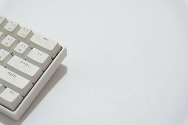 Beyaz mekanik klavyenin üst görünümü, beyaz arkaplanda izole edilmiş çeşitli düzenlere sahip beyaz klavye.