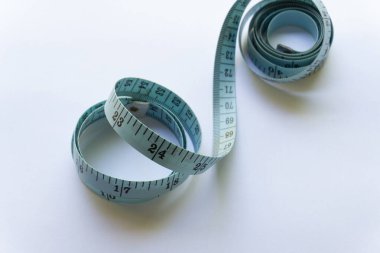 Beyaz arkaplanda izole edilmiş çeşitli yerleşimlere sahip mavi mezura..