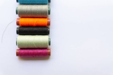 Beyaz arkaplanda çeşitli yerleşimlere sahip renkli başlıkların üst görünümü.