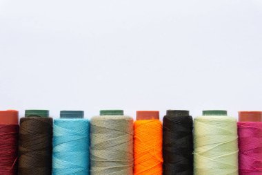Beyaz arkaplanda çeşitli yerleşimlere sahip renkli başlıkların üst görünümü.