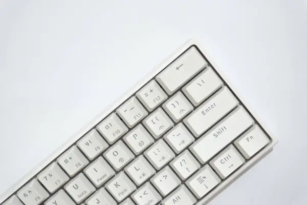 Beyaz mekanik klavyenin üst görünümü, beyaz arkaplanda izole edilmiş çeşitli düzenlere sahip beyaz klavye.