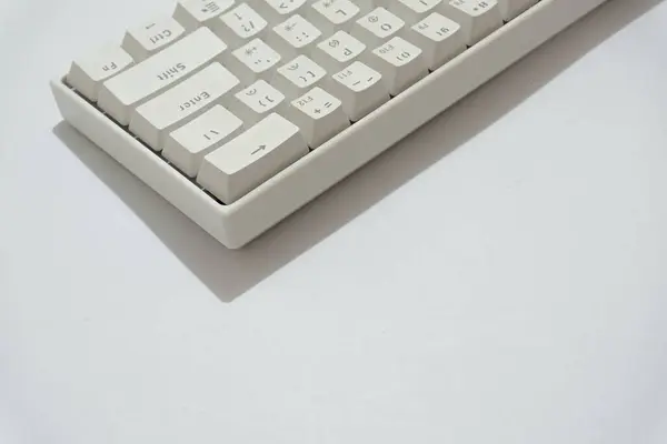 Beyaz mekanik klavyenin üst görünümü, beyaz arkaplanda izole edilmiş çeşitli düzenlere sahip beyaz klavye.