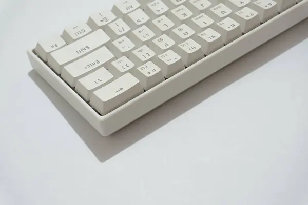 Beyaz mekanik klavyenin üst görünümü, beyaz arkaplanda izole edilmiş çeşitli düzenlere sahip beyaz klavye.