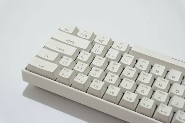 Beyaz mekanik klavyenin üst görünümü, beyaz arkaplanda izole edilmiş çeşitli düzenlere sahip beyaz klavye.