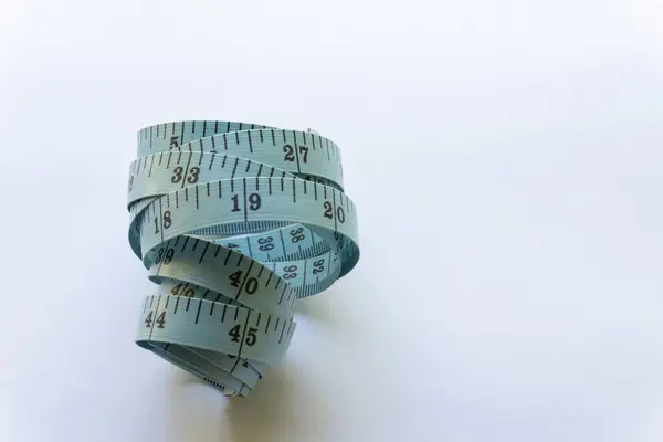 Beyaz arkaplanda izole edilmiş çeşitli yerleşimlere sahip mavi mezura..