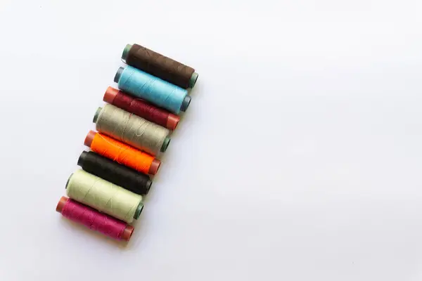 Beyaz arkaplanda çeşitli yerleşimlere sahip renkli başlıkların üst görünümü.