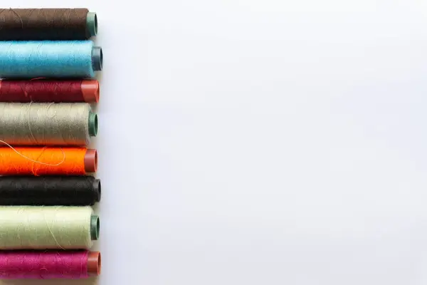 Beyaz arkaplanda çeşitli yerleşimlere sahip renkli başlıkların üst görünümü.