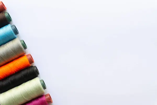 Beyaz arkaplanda çeşitli yerleşimlere sahip renkli başlıkların üst görünümü.