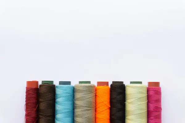 Beyaz arkaplanda çeşitli yerleşimlere sahip renkli başlıkların üst görünümü.