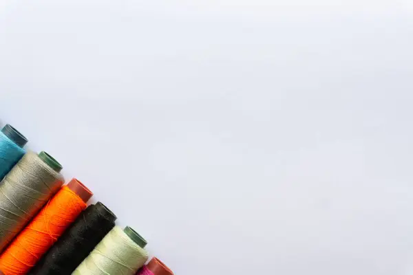 Beyaz arkaplanda çeşitli yerleşimlere sahip renkli başlıkların üst görünümü.