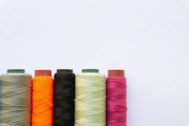 Beyaz arkaplanda çeşitli yerleşimlere sahip renkli başlıkların üst görünümü.